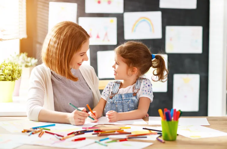 Kinder beim Spielen im Außenbereich der Kita Familya